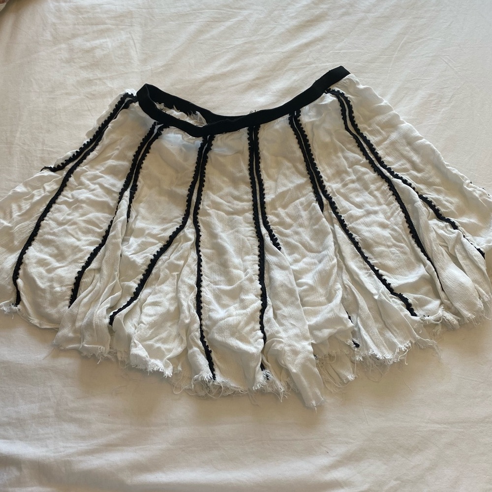 BLACK AND WHITE BOUTIQUE SKIRT